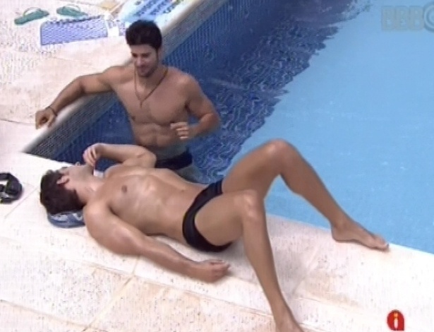 18.jan.2013 - Marcello e Eliéser tomam sol na piscina e conversam sobre as provas futuras