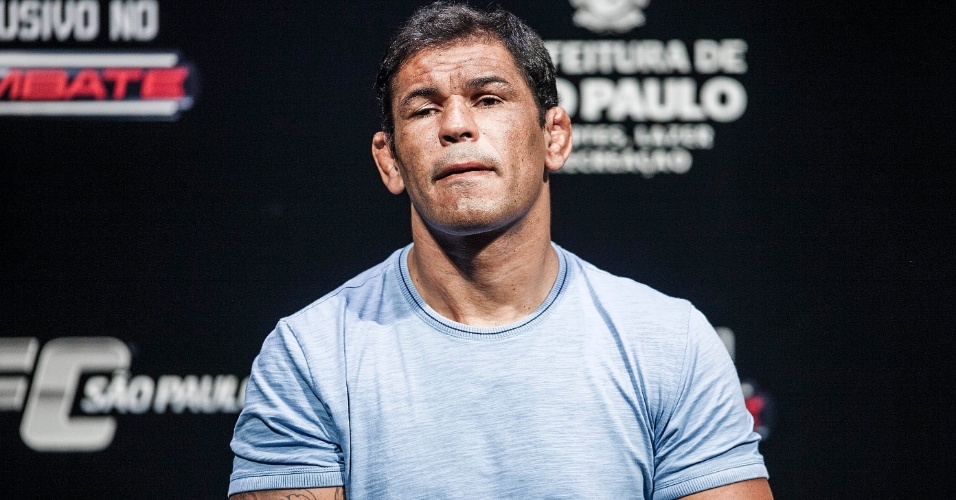 18.jan.2013 - Rodrigo Minotauro responde perguntas durante evento que antecede a pesagem do UFC SP, no ginásio do Ibirapuera