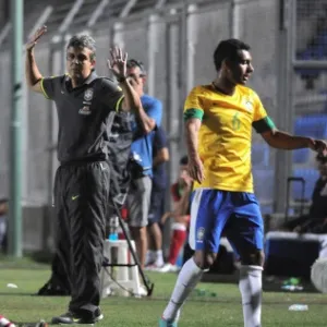 18.jan.2013 - Técnico Emerson Ávila gesticula durante a partida. Ele não conseguiu evitar a eliminação do Sul-Americano sub-20 contra o Peru - AFP PHOTO / ALEJANDRO PAGNI