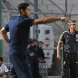 18.jan.2013 - Treinadores de Peru e Brasil gesticulam com suas equipes durante a vitória por 2 a 0 dos peruanos pelo Sul-Americano sub-20 - AP Photo/Marcos Garcia