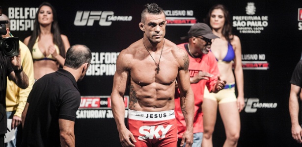 De moicano, Vitor Belfort passa pela pesagem do UFC São Paulo no Ibirapuera - Leonardo Soares/UOL