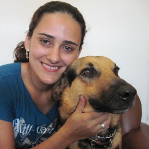 Karen abraça Toffe, que ganhou nome de bala após receber tiro em Ribeirão Preto (SP) - José Bonato/UOL