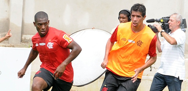 Amaral carrega bola durante treino do Flamengo no Ninho do Urubu - Alexandre Vidal/Fla Imagem