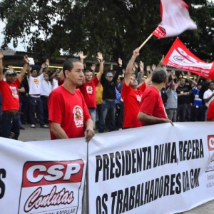 Empregados da GM de SJC (SP) paralisaram atividades em protesto contra possíveis demissões - Nilton cardin/Sigmapress