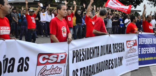 Funcionários da GM protestam em frente à unidade de São José dos Campos (SP) - Nilton cardin/Sigmapress