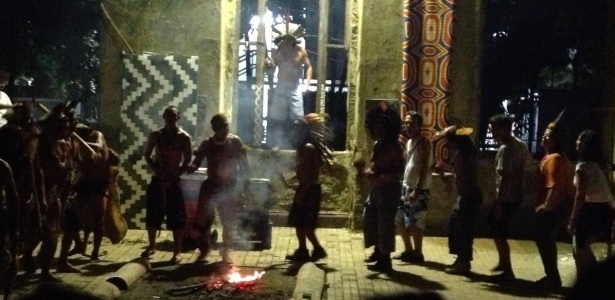 Índios comemoram decisão da Justiça com fogueira dentro do museu vizinho ao Maracanã