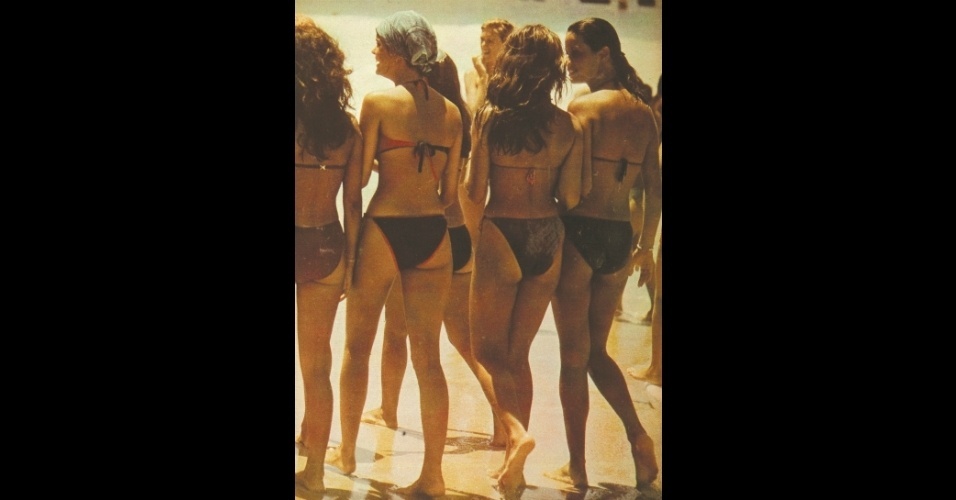 Jovens desfilam os populares biquínis de lacinho em Ipanema da década de 1970 - Divulgação