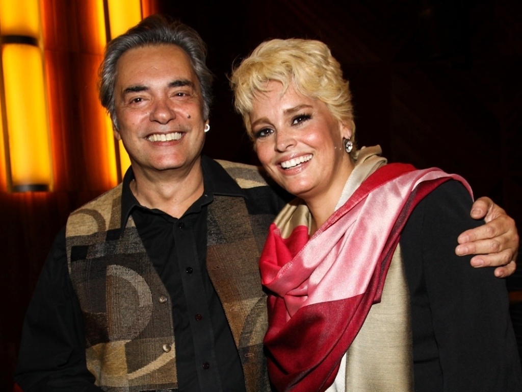 Os atores José Rubens Chachá e Suzi Rêgo, que interpretam o casal Cecília e Jurandir no espetáculo "Divórcio", posam após a pré-estreia em São Paulo - Manuela Scarpa/Foto Rio News