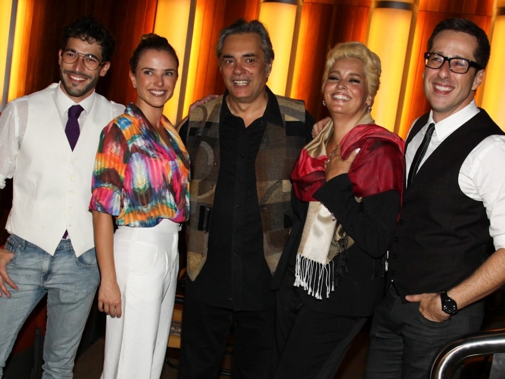 Os atores Pedro Henrique Moutinho, Nathalia Rodrigues, José Rubens Chachá, Suzi Rêgo e o diretor Otávio Martins na pré-estreia da peça "Divórcio", em São Paulo - Manuela Scarpa/Foto Rio News