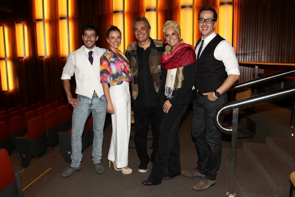 Os atores Pedro Henrique Moutinho, Nathalia Rodrigues, José Rubens Chachá, Suzi Rêgo e o diretor Otávio Martins na pré-estreia da peça "Divórcio", em São Paulo - Manuela Scarpa/Foto Rio News