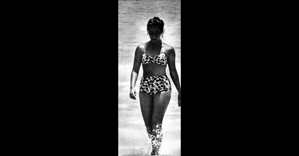 Um comportado duas peças nas areias cariocas da década de 1950. O primeiro biquíni a ser desfilado no Rio foi alguns anos antes disso, em 1948, pela alemã Miriam Etz na Praia do Diabo - Divulgação