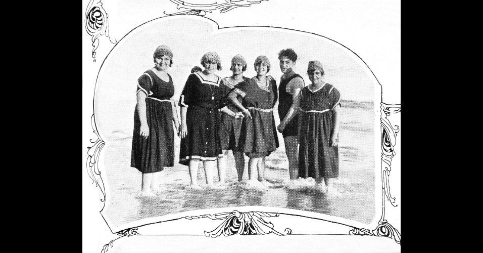Vestuário de praia de 1919: mulheres com vestidos e toucas e homem com macaquinho - Divulgação/Revista da Semana