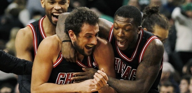 Nate Robinson pula em Marco Belinelli para celebrar a cesta da vitória dos Bulls - REUTERS/Jessica Rinaldi