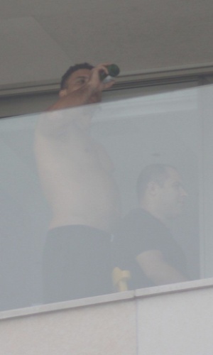 2013 - Após participar do quadro "Medida Certa" Ronaldo volta a exibir uma barriga saliente. O ex-jogador estava tomando cerveja em sua cobertura no Rio