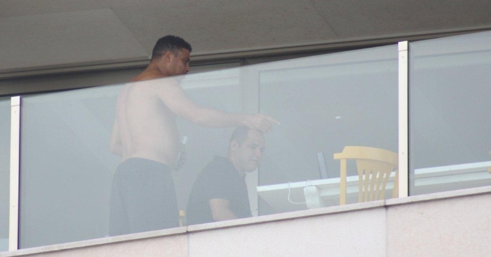 2013 - Após participar do quadro "Medida Certa" Ronaldo volta a exibir uma barriga saliente. O ex-jogador estava tomando cerveja em sua cobertura no Rio