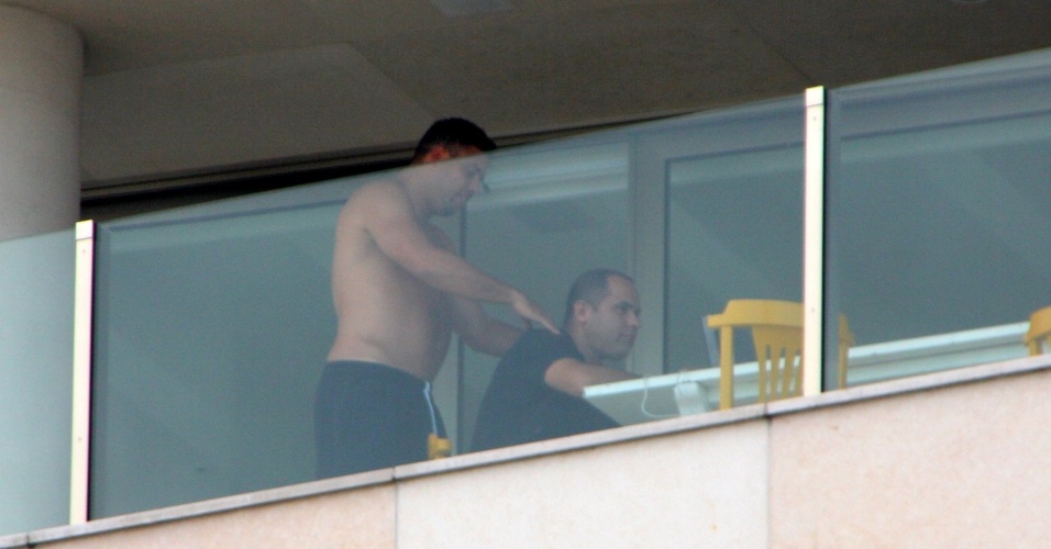 19.jan.2013 - Após participar do quadro "Medida Certa" Ronaldo volta a exibir uma barriga saliente. O ex-jogador foi visto tomando cerveja em sua cobertura no Rio