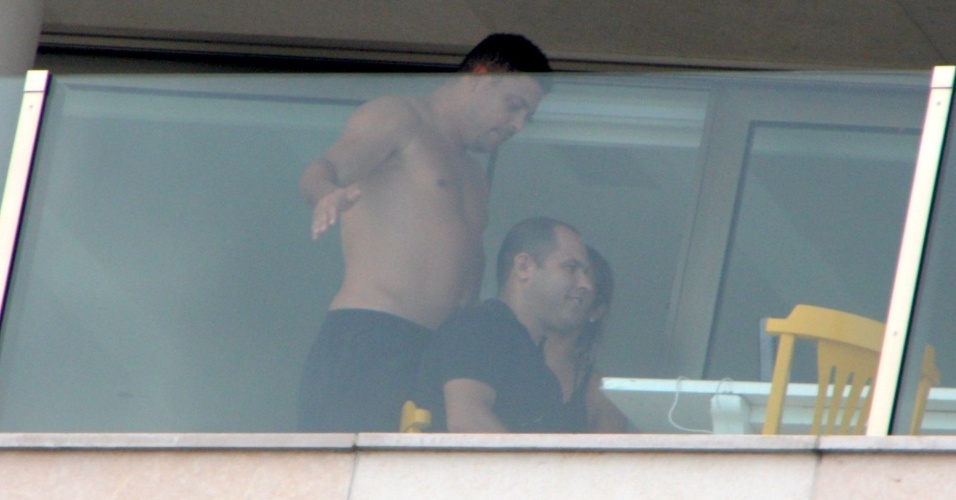 19.jan.2013 - Após participar do quadro "Medida Certa" Ronaldo volta a exibir uma barriga saliente. O ex-jogador foi visto tomando cerveja em sua cobertura no Rio