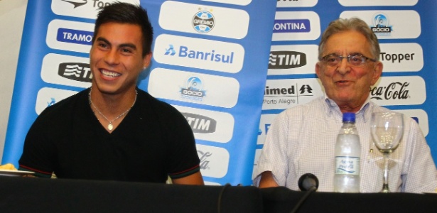 Eduardo Vargas (esq.), assinou com o Grêmio por um ano após referências de Uvini - Jefferson Bernardes/preview.com