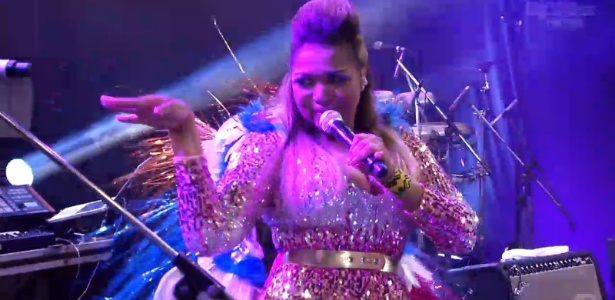 Gaby Amarantos abre show na casa do "BBB13" com "Ex Mai Love"