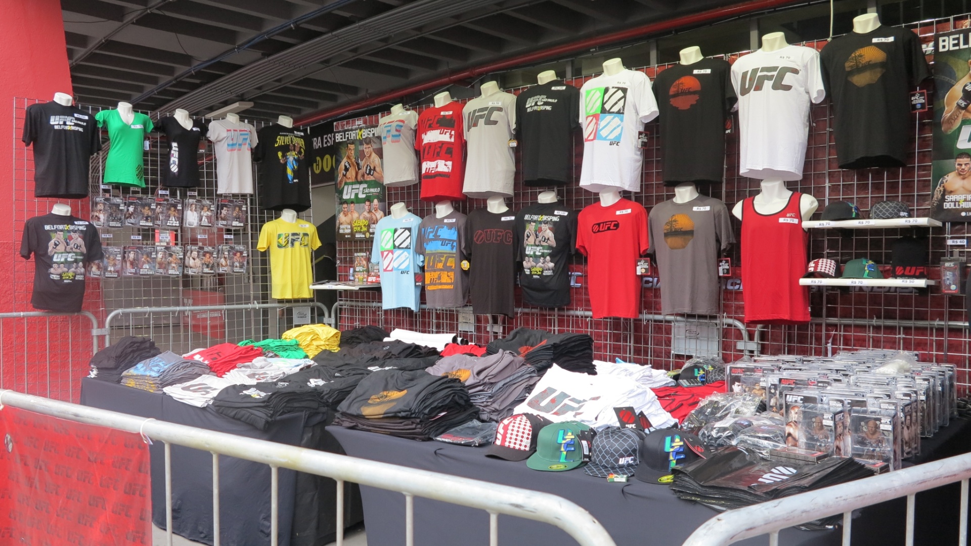 19.jan.2013 - Lojas no ginásio do Ibirapuera vendem produtos do UFC, como miniatura de lutadores por RS 80 e camisetas que vão de R$ 70 a R$ 100 - Luiz Paulo Montes/UOL