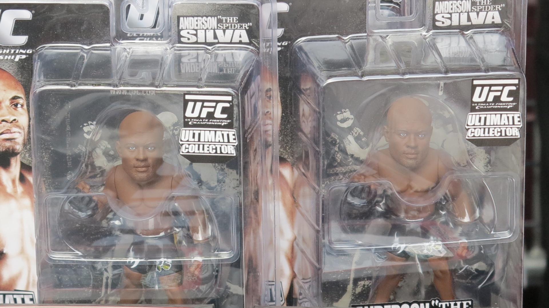 19.jan.2013 - Lojas no ginásio do Ibirapuera vendem produtos do UFC, como miniatura de lutadores por RS 80 e camisetas que vão de R$ 70 a R$ 100 - Luiz Paulo Montes/UOL