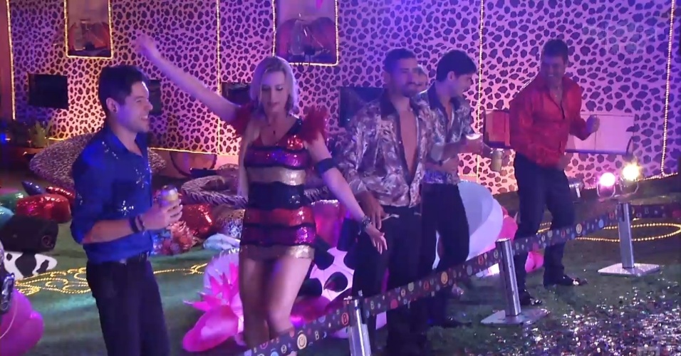 19.jan.2013 - Nasser, Fernanda, Yuri, André e Dhomini dançam ao som de Gaby Amarantos