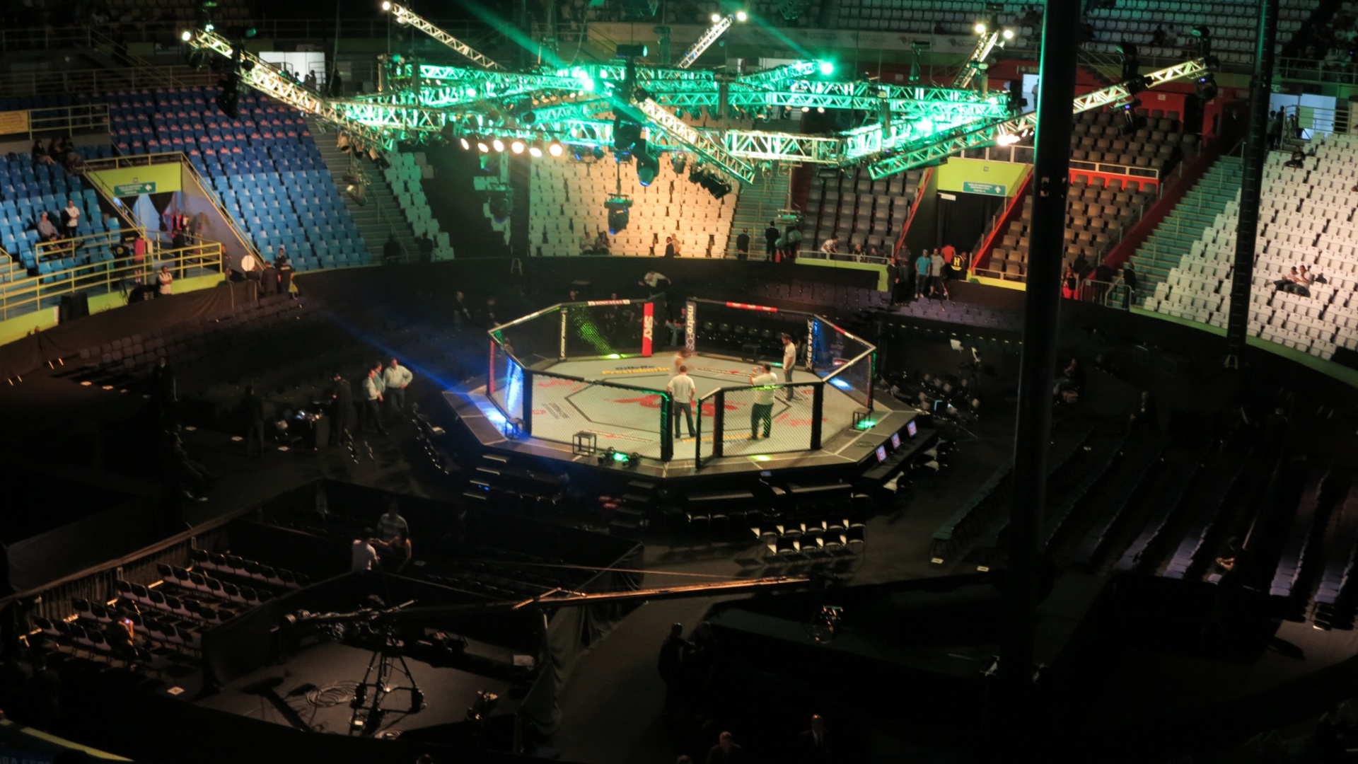 19.jan.2013 - Octógono preparado no centro do Ginásio do Ibirapuera para receber o UFC SP - Rafael Krieger/UOL