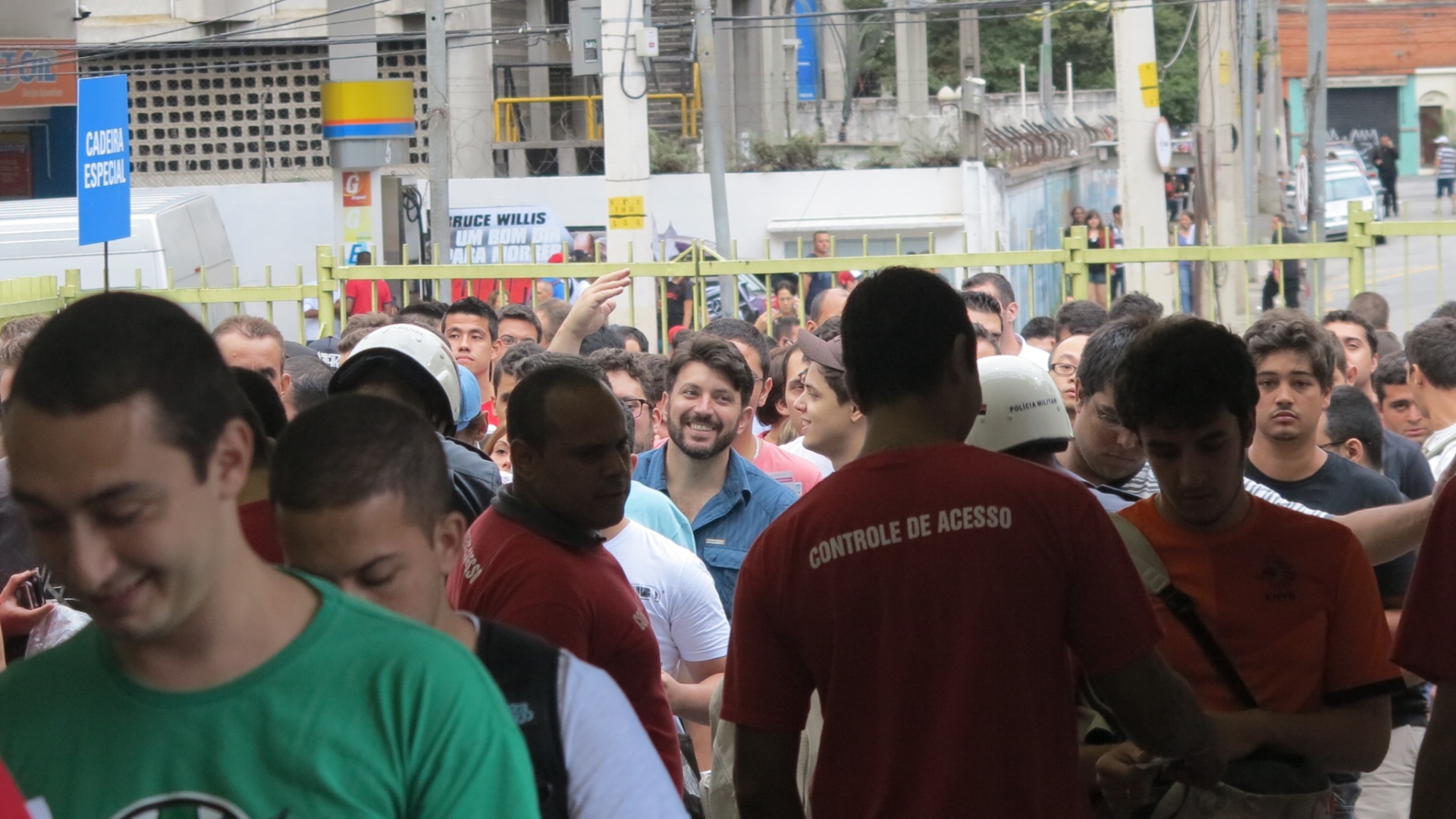19.jan.2013 - Público chega em clima de tranquilidade para o UFC São Paulo - Luiz Paulo Montes/UOL