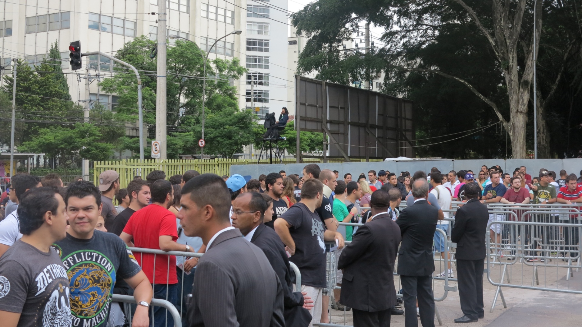 19.jan.2013 - Público chega em clima de tranquilidade para o UFC São Paulo - Luiz Paulo Montes/UOL