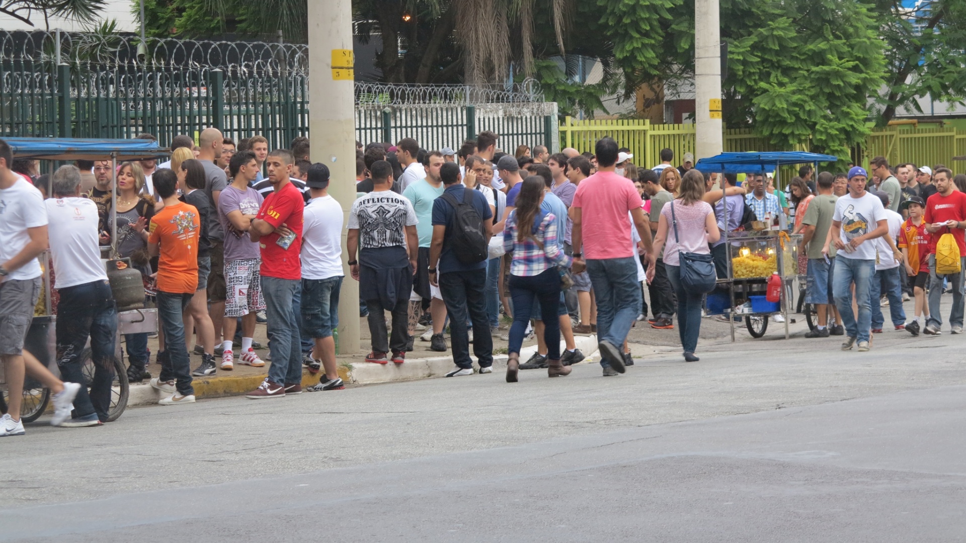 19.jan.2013 - Público chega em clima de tranquilidade para o UFC São Paulo - Luiz Paulo Montes/UOL