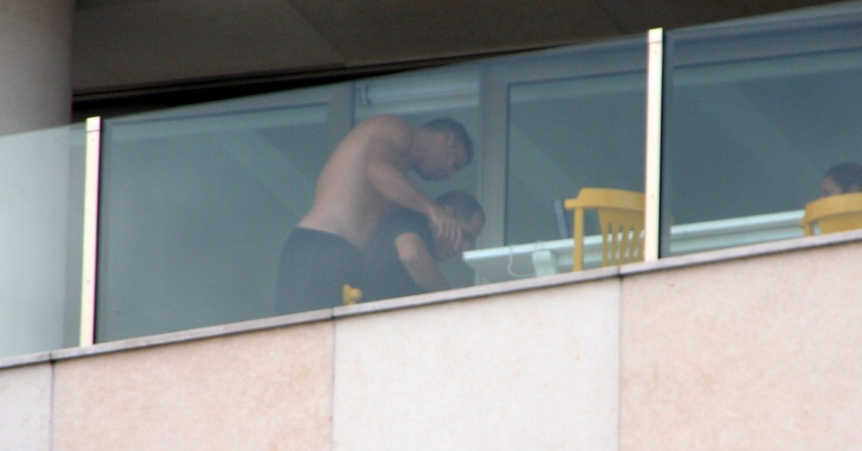 19.jan.2013 - Ronaldo faz massagem em amigo em seu apartamento no Leblon