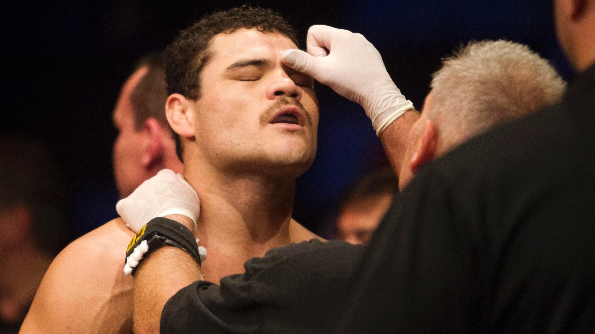 19.jan.2013 - Wagner Caldeirão passa pela fiscalização de um dos membros do UFC antes de entrar no octógono - Fernando Donasci/UOL