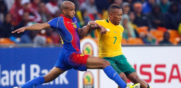 Majoro tenta passar por um adversário durante empate entre África do Sul e Cabo Verde - REUTERS/Siphiwe Sibeko 