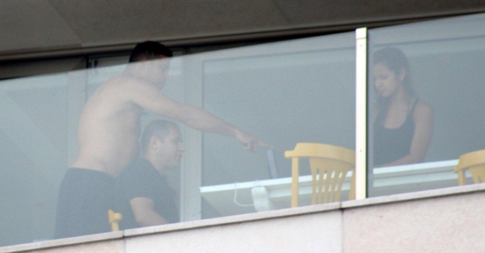 A DJ Paula Morais, affair de Ronaldo, aparece na varanda ao lado do ex-jogador de futebol