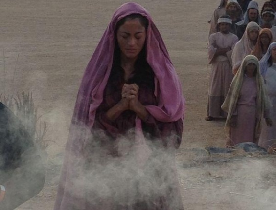 Carol Castro aparece vestida de Maria Madalena para fotos da encenação de "A Paixão de Cristo", na cidade de Nova Jerusalém, Pernambuco. - Reprodução/ Facebook