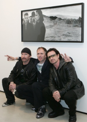 The Edge (à esq.) e Bono posam com o fotógrafo Anton Corbijn em comemoração aos 22 anos do disco "The Joshua Tree" (9/10/2005) - Diane Bondareff/AP Photo