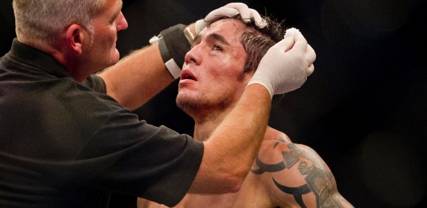 Diego Nunes é atendido durante sua última luta no UFC, a derrota para o americano Nik Lentz, em janeiro - Fernando Donasci/UOL