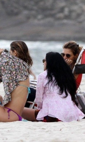 20.jan.2013 - Fernanda Lima conversa com amigas em praia do Rio 