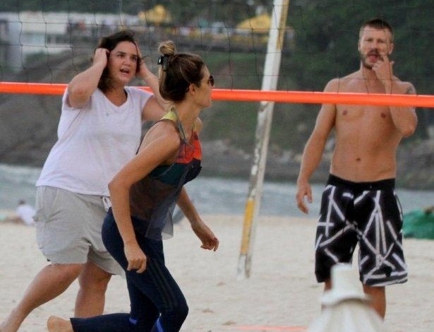 20.jan.2013 - Fernanda Lima e Rodrigo Hilbert jogam futevôlei em praia do Rio 