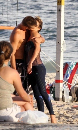 20.jan.2013 - Fernanda Lima e Rodrigo Hilbert se beijam em jogo de futevôlei do Rio 