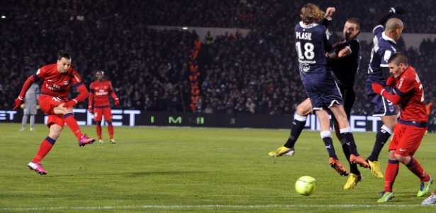 Atacante sueco fez o único gol da partida sobre o Bordeaux. PSG lidera o Francês - AFP PHOTO / JEAN PIERRE MULLER
