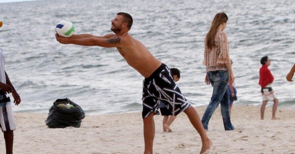 20.jan.2013 - Rodrigo Hilbert joga futevôlei em praia do Rio 