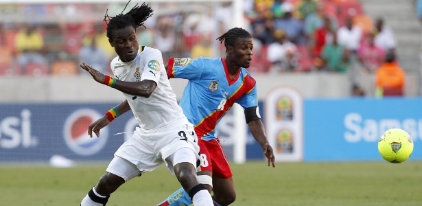 Tresor Mabi Mputu (dir.), do Congo, disputa a bola com Owusu Boateng, de Gana - Siphiwe Sibeko/REUTERS