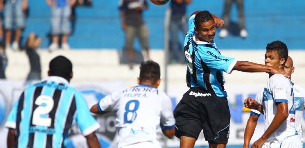  Gerson não será aproveitado pelo Grêmio e treina separado acompanhado por Misael - Lucas Uebel/Preview.com