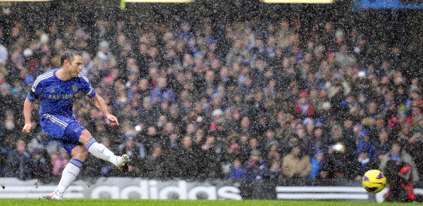 Lampard cobra pênalti para marcar mais um gol do Chelsea no clássico contra o Arsenal - AFP PHOTO/Glyn KIRK