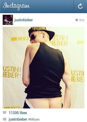 Justin Bieber publicou foto em que aparece mostrando o bumbum no Instagram