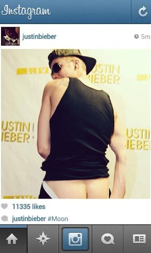 O cantor Justin Bieber publicou foto em que aparece mostrando o bumbum no Instagram. O ídolo teen apagou a foto em seguida