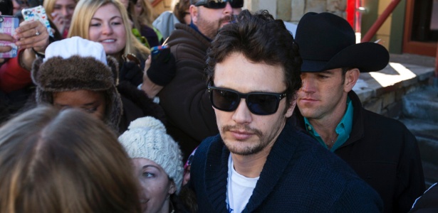 O ator e diretor James Franco caminha entre os fãs no Festival de Sundance, em Park City, Utah  - Reuters