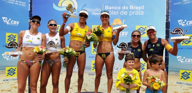 Juliana e Maria Elisa (c) venceram logo a primeira etapa que disputaram juntas - Laudemir Nogueira/CBV