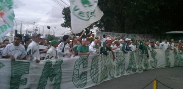Torcida do Palmeiras protestou na frente da Academia de Futebol antes da eleição - Luiz Paulo Montes/UOL